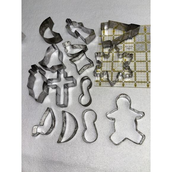 Lot of 14 Metal Cookie Cutters Various Shapes And Seasonal Designs - Picture 3 of 7
